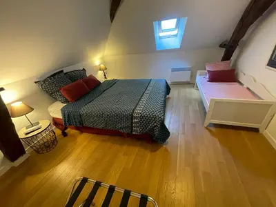 Un ou plusieurs lits dans un hébergement de l'établissement Gîte de la Mignonerie du Château de Jallanges pour 19 personnes avec 4 ou 7 chambres
