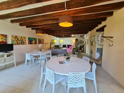 Coin salon dans l'établissement Gîte de la Mignonerie du Château de Jallanges pour 19 personnes avec 4 ou 7 chambres