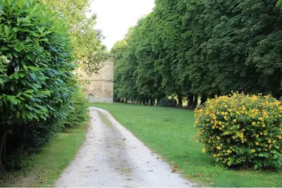Jardin de l'établissement Gîte de la Mignonerie du Château de Jallanges pour 19 personnes avec 4 ou 7 chambres