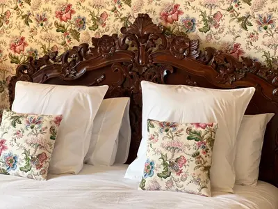 Un ou plusieurs lits dans un hébergement de l'établissement 24H LE MANS Château de Lauresse chambres d'hôtes Luxe, avec services