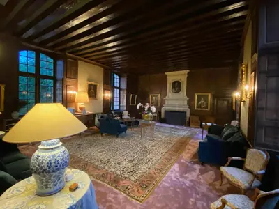 Coin salon dans l'établissement 24H LE MANS Château de Lauresse chambres d'hôtes Luxe, avec services
