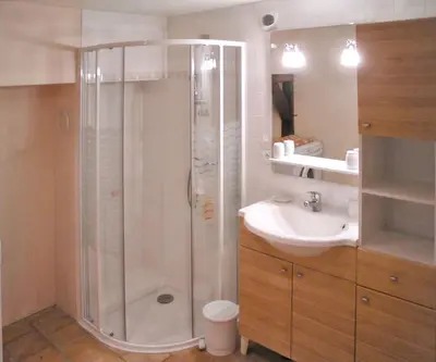 Salle de bains dans l'établissement Maison familiale paisible proche de Braslou + jardin spacieux