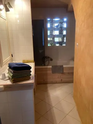 Salle de bains dans l'établissement Le Carroy Brion