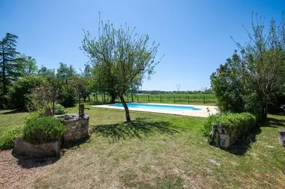 Piscine de l'établissement L'appel au calme - Ambillou ou située à proximité