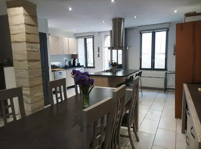 Cuisine ou kitchenette dans l'établissement Agréable maison de ville tout confort