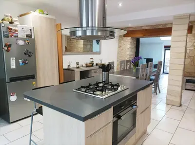 Cuisine ou kitchenette dans l'établissement Agréable maison de ville tout confort