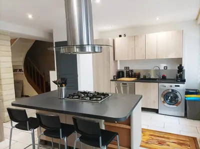 Cuisine ou kitchenette dans l'établissement Agréable maison de ville tout confort