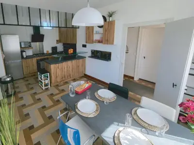 Cuisine ou kitchenette dans l'établissement Le Jardin du saumon