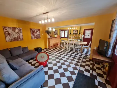 Coin salon dans l'établissement Gîte de l'orangerie du château de Jallanges- 11 personnes