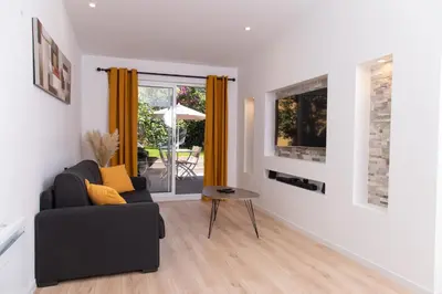 Coin salon dans l'établissement Appartement 70m2 hyper centre avec baignoire balnéo