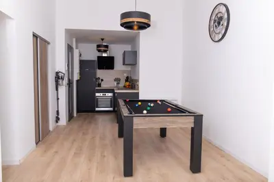 Billard dans l'établissement Appartement 70m2 hyper centre avec baignoire balnéo