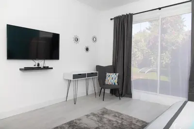 Télévision ou salle de divertissement dans l'établissement Appartement 70m2 hyper centre avec baignoire balnéo