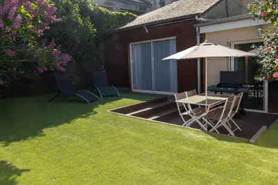 Jardin de l'établissement Appartement 70m2 hyper centre avec baignoire balnéo