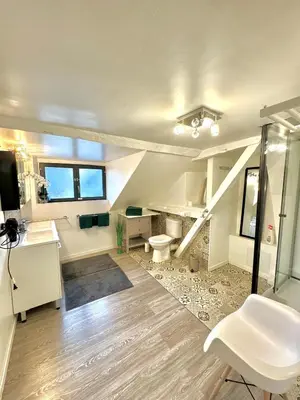 Coin salon dans l'établissement GITE DANINOU; meublé 3 chambres avec terrasse (1er étage du château) , salon et cuisine ouverte