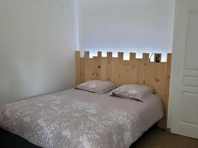 Un ou plusieurs lits dans un hébergement de l'établissement Gîte Confortable près du Mans avec Piscine, Parc de Jeux et Vélo - FR-1-410-364