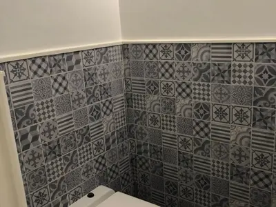 Salle de bains dans l'établissement Gîte Confortable près du Mans avec Piscine, Parc de Jeux et Vélo - FR-1-410-364