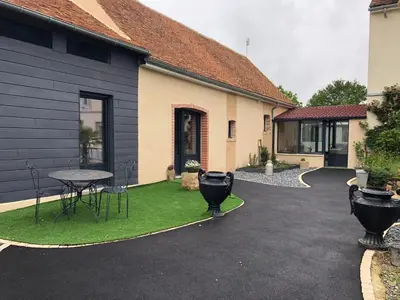 Jardin de l'établissement Gîte Confortable près du Mans avec Piscine, Parc de Jeux et Vélo - FR-1-410-364