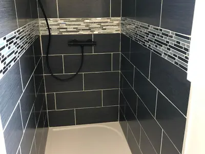 Salle de bains dans l'établissement Gîte Confortable près du Mans avec Piscine, Parc de Jeux et Vélo - FR-1-410-364