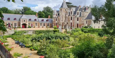 Jardin de l'établissement MEUBLE PANORAMIQUE 2 à 6 PERSONNES AU CHÂTEAU DE JALLANGES