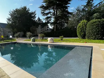 Piscine de l'établissement Le Château de Leugny ou située à proximité