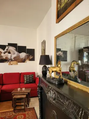 Coin salon dans l'établissement Studio Séquoia au pied du Château