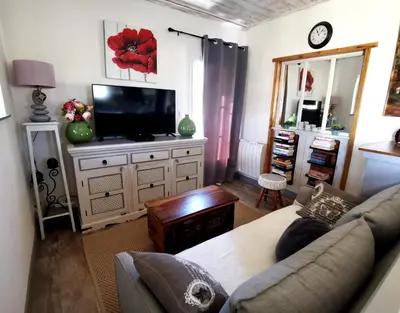 Télévision ou salle de divertissement dans l'établissement Votre Escapade au Calme Confort et Sérénité
