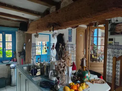 Boissons dans l'établissement La Maison Bleue de Husseau Ancienne ferme semi-troglodytique 18e siècle
