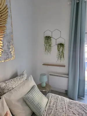 Un ou plusieurs lits dans un hébergement de l'établissement Appartement zen et calme, centre ville