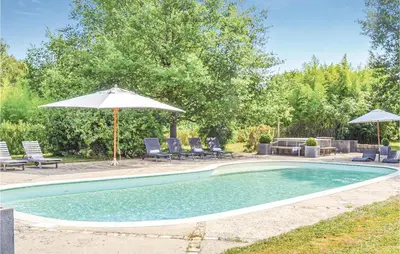 Piscine de l'établissement 3 Bedroom Awesome Home In Cheille Bourg ou située à proximité