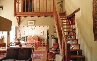 Coin salon dans l'établissement 4 Bedroom Amazing Home In Bourgueil