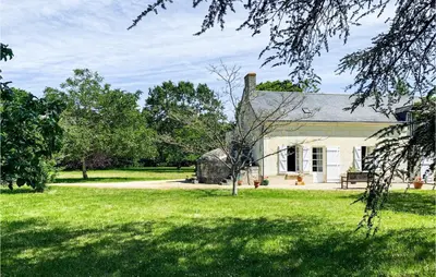 Jardin de l'établissement 4 Bedroom Amazing Home In Bourgueil