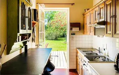 Cuisine ou kitchenette dans l'établissement 4 Bedroom Amazing Home In Bourgueil