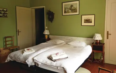 Un ou plusieurs lits dans un hébergement de l'établissement 4 Bedroom Amazing Home In Bourgueil