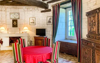 Télévision ou salle de divertissement dans l'établissement 2 Bedroom Stunning Home In Chinon