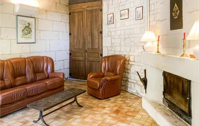 Coin salon dans l'établissement 2 Bedroom Stunning Home In Chinon
