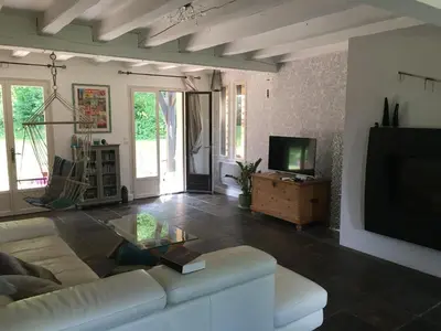 Télévision ou salle de divertissement dans l'établissement Chambre avec balcon et salle de bains privée