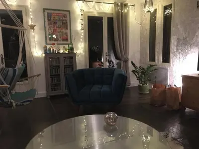 Coin salon dans l'établissement Chambre avec balcon et salle de bains privée