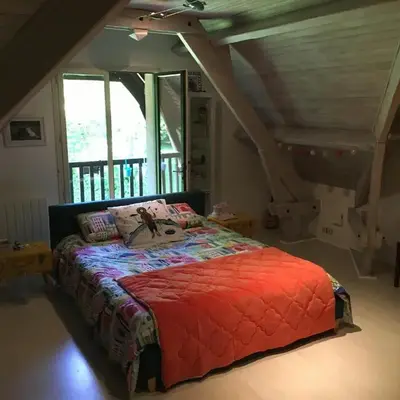 Chambre avec balcon et salle de bains privée