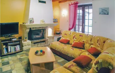 Télévision ou salle de divertissement dans l'établissement 5 Bedroom Awesome Home In Louzy