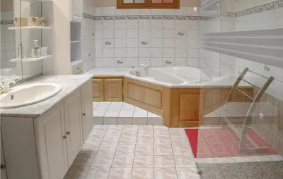 Salle de bains dans l'établissement 5 Bedroom Awesome Home In Louzy