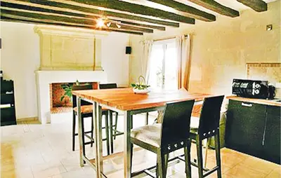 Cuisine ou kitchenette dans l'établissement Lovely Home In Saumur With Wifi