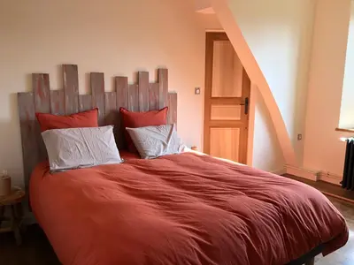 Un ou plusieurs lits dans un hébergement de l'établissement Luxe et tranquillité au vert: maison 6 chambres, piscine, proche du Mans, idéale familles et groupes - FR-1-410-361