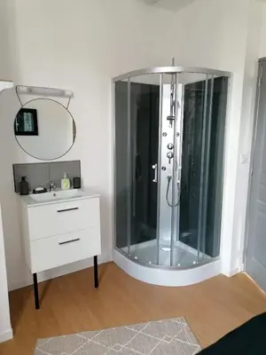 Salle de bains dans l'établissement Charmant F2