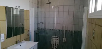 Salle de bains dans l'établissement Chambre parquet flottant chez l'habitant