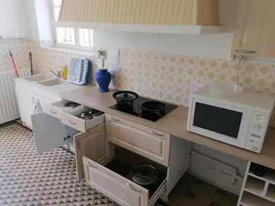 Cuisine ou kitchenette dans l'établissement Caravane Esterel chez un propriétaire