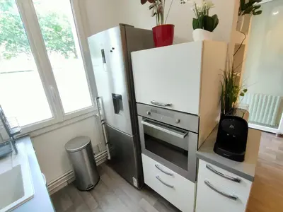 Cuisine ou kitchenette dans l'établissement Le Maclaren - Circuit 24H - 6p
