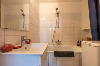 Salle de bains dans l'établissement ☆ Sur les toits de Blois ☆ T2 avec vue Château