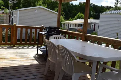 Balcon ou terrasse dans l'établissement Mobil Home tout confort 6 personnes avec wifi
