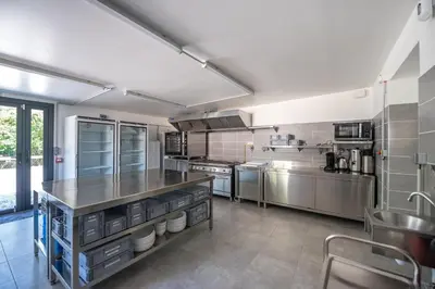 Cuisine ou kitchenette dans l'établissement Gite de la Gandonnière - Au pied du circuit des 24hr, pour 10 à 31 personnes