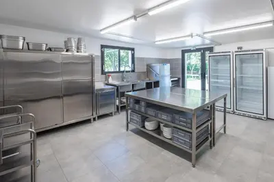 Cuisine ou kitchenette dans l'établissement Gite de la Gandonnière - Au pied du circuit des 24hr, pour 10 à 31 personnes